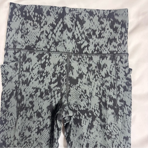 Athleta Salutation Stash Pocket II Printed 7/8 Snakeskin Black and gray sz XS TP - Picture 4 of 12